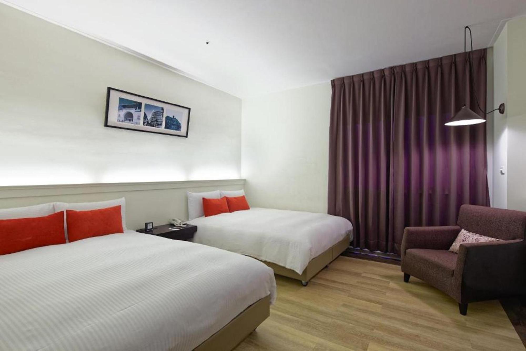 53 Hotel Taichung Exterior photo