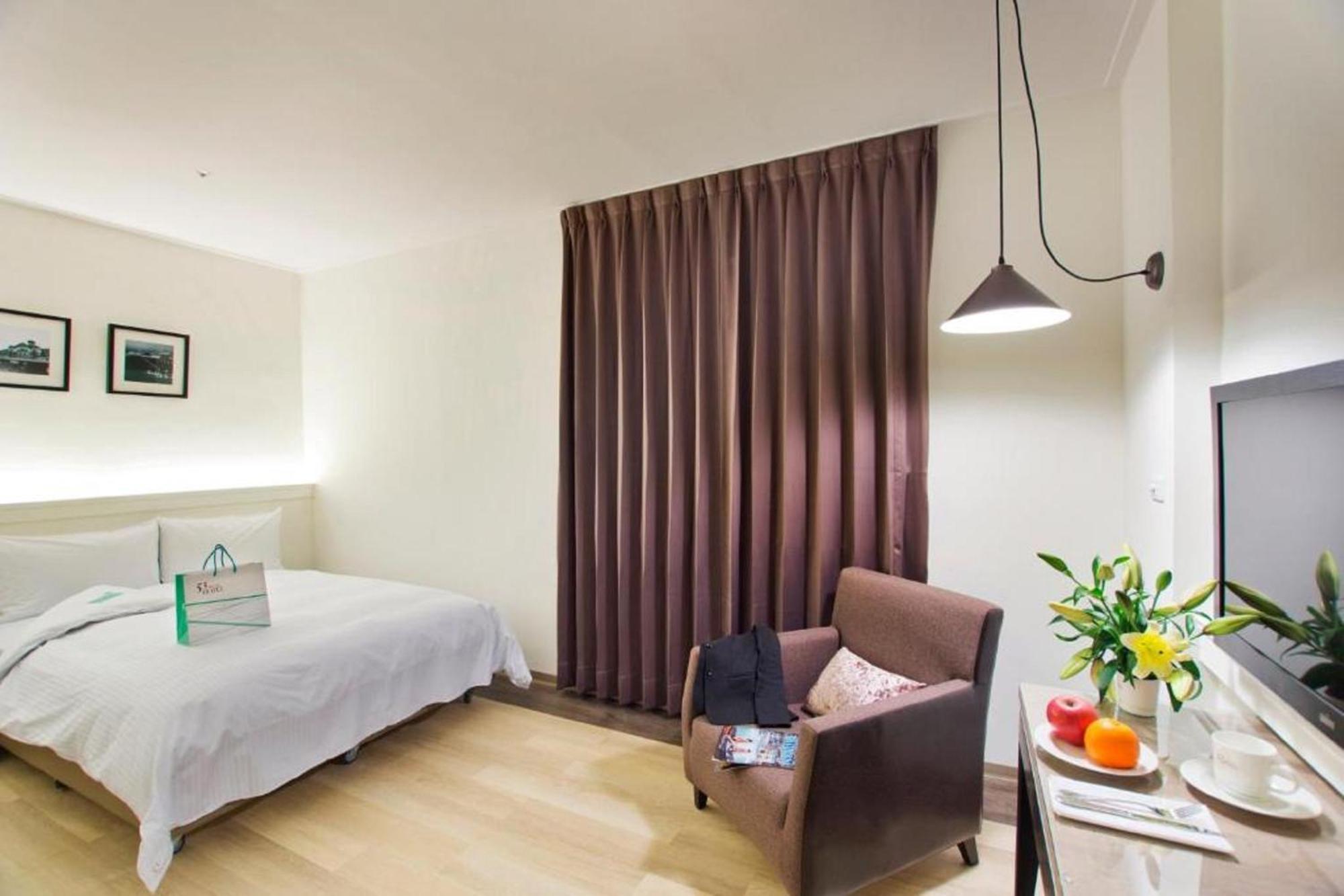 53 Hotel Taichung Exterior photo