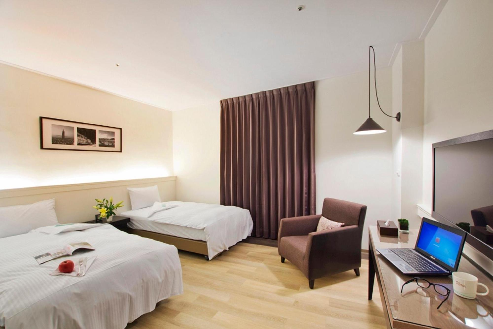 53 Hotel Taichung Exterior photo