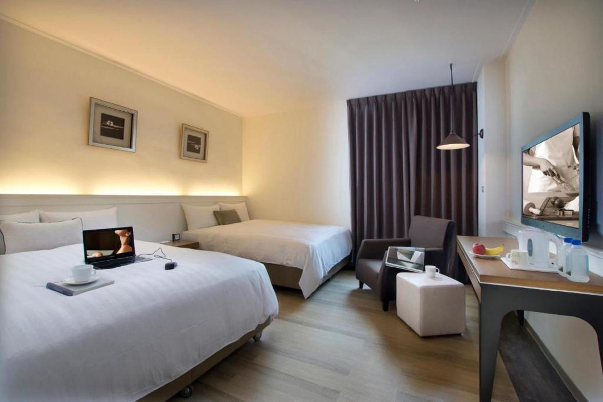53 Hotel Taichung Exterior photo