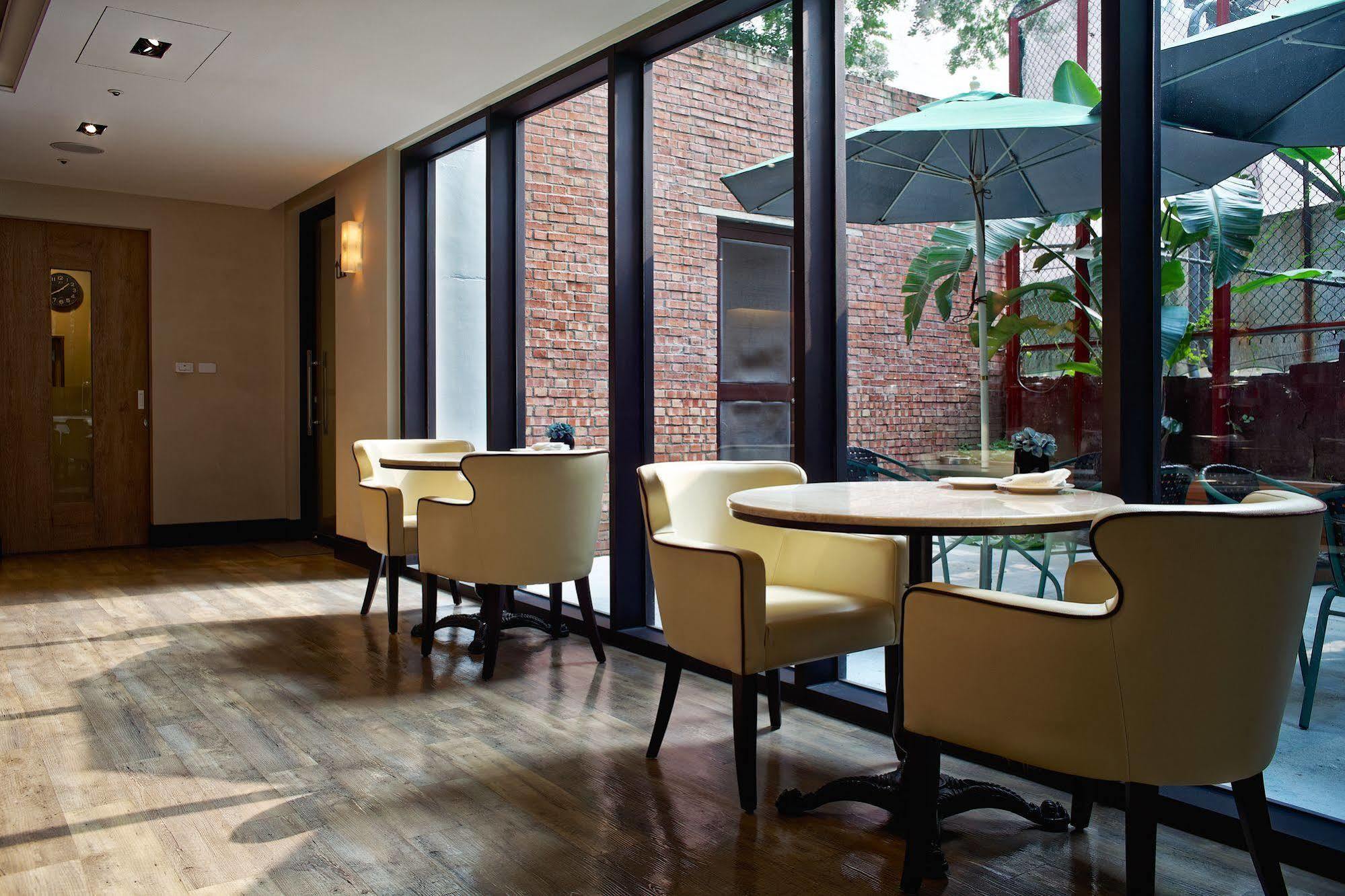 53 Hotel Taichung Exterior photo