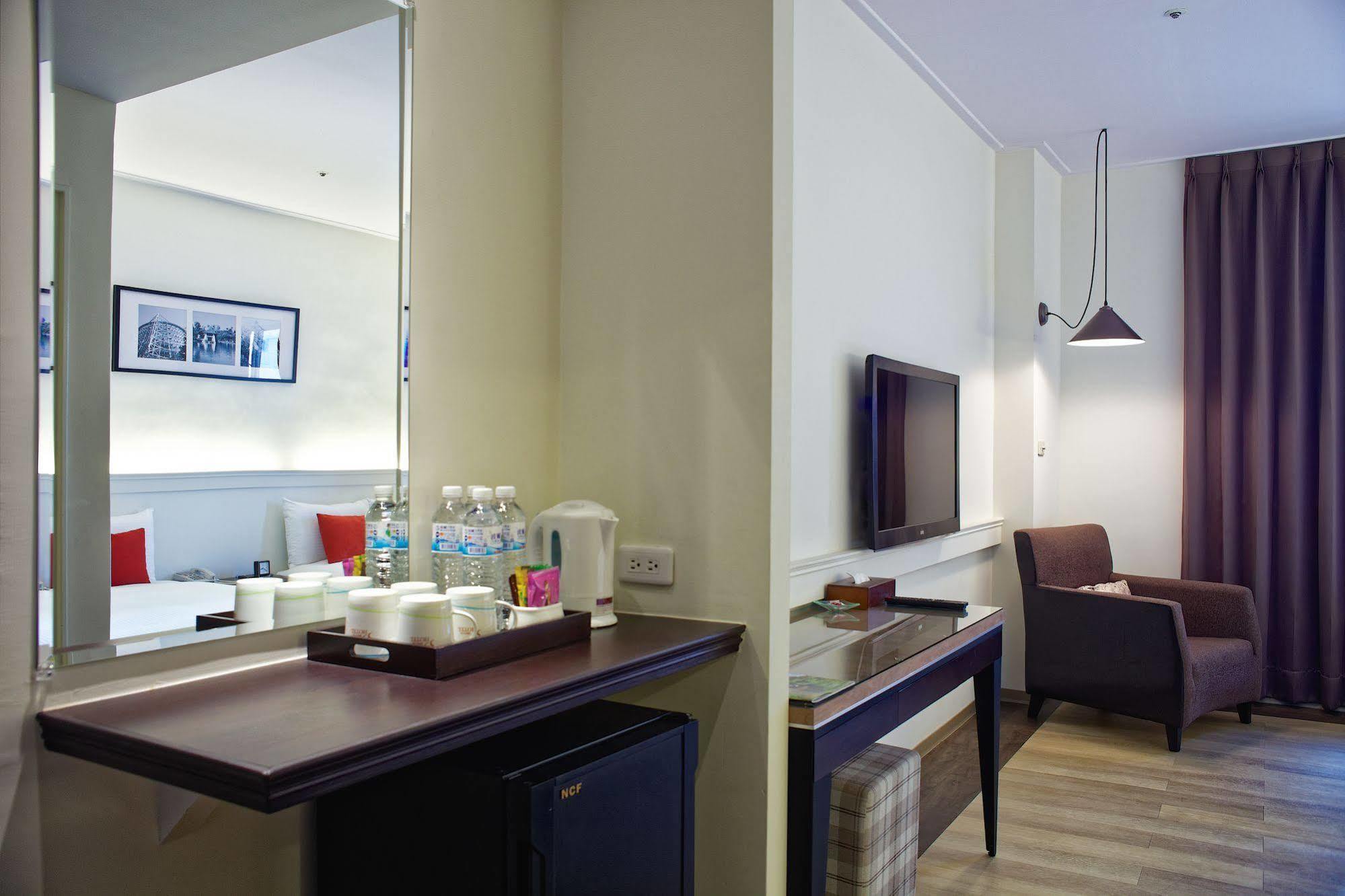 53 Hotel Taichung Exterior photo