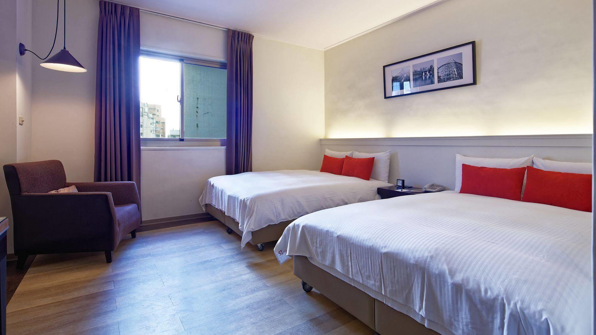 53 Hotel Taichung Exterior photo
